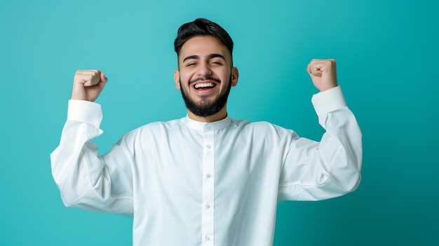 Radiant Smiles Joyful Man in Islamic Thobe Izolowany na stałym tle z przestrzenią do kopiowania