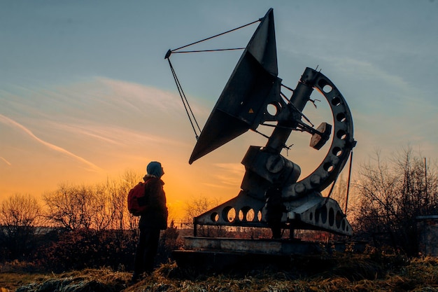 Radio Teleskop duża antena satelitarna na tle nieba Koncepcja technologii przestrzeń Kosmiczne Obserwatorium