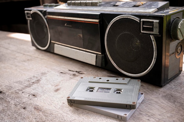 Radio w stylu retro z kasetą magnetofonową