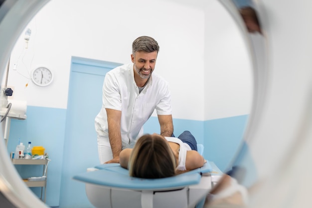 Radiolog szpitalny z pacjentem operującym skanerem CT Pacjentka poddawana rezonansowi magnetycznemu w szpitalnym sprzęcie medycznym i opiece zdrowotnej