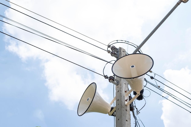 Zdjęcie radiostacja została zainstalowana na słupie elektrycznym w wiejskiej wiosce do użytku w wiadomościach public relations poinformuj ludzi