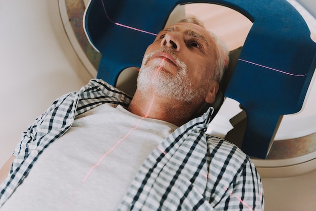 Radioterapia MRI raka mózgu u starszego mężczyzny.