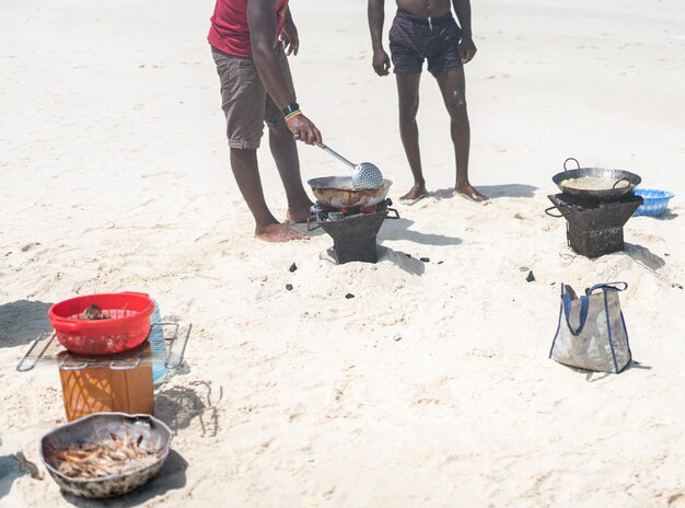 Radość z plażowego piasku przy robieniu jedzenia