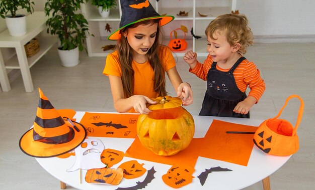 Radość z wakacji dla dzieci w domu na Halloween Selektywna koncentracja Dzieci