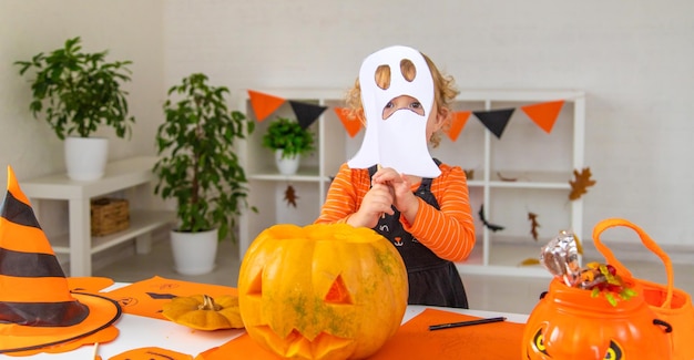 Radość z wakacji dla dzieci w domu na Halloween Selektywna koncentracja Dzieci