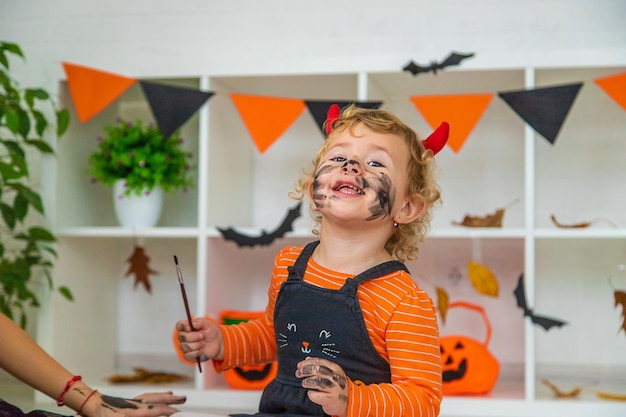 Radość z wakacji dla dzieci w domu na Halloween Selektywna koncentracja Dzieci