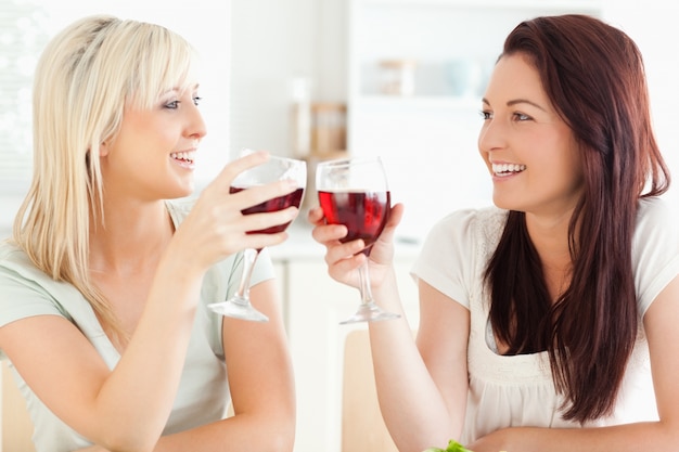 Radosne kobiety opiekania z winem