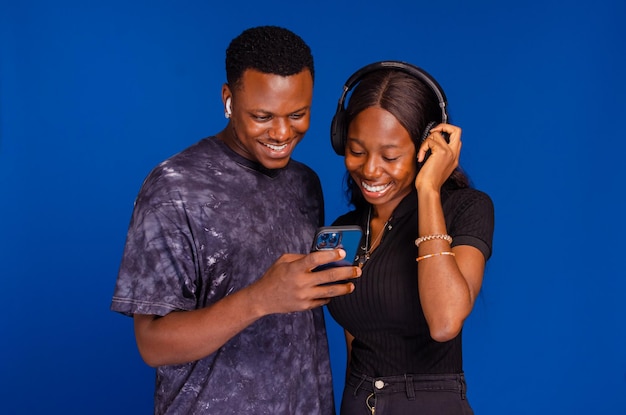 Radosny afroamerykanin i kobieta za pomocą smartfona razem koncepcja rozrywki