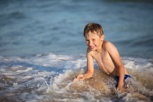 Radosny Chłopiec Nad Morzem Bawi Się Falami Dziecko Odpoczywa Na Plaży