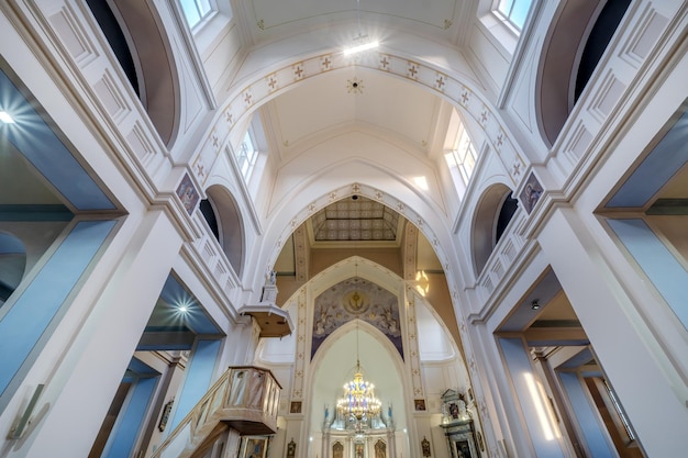 RADUN BIAŁORUŚ MAJ 2021 Wnętrze starego barokowego kościoła katolickiego z freskami ikony obrazy Kolumny sufit i sklepienia