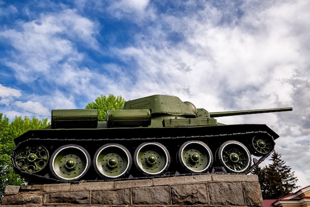 Radziecki czołg T34 z II wojny światowej jako pomnik w centrum miasta