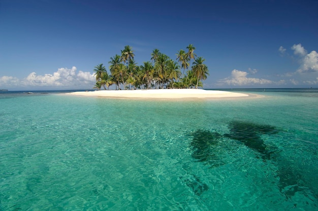 Rafa koralowa i mała wyspa z lasem palmowym Kuna Yala San Blas Archipelag Panama