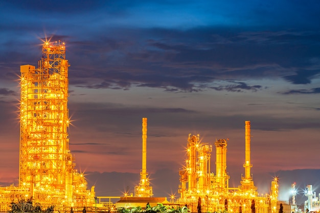 rafineria naftowa i petrochemiczna energetyka i zakład chemiczny przemysłowy o zachodzie słońca