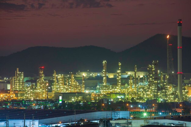 Rafineria ropy naftowej i fabryka przemysłu petrochemicznego w przemyśle naftowym i gazowym, przemysł z chmurą, niebo na tle zachodu słońca.