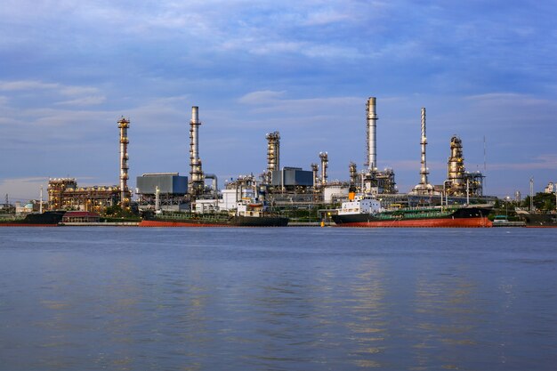 Zdjęcie rafineria ropy naftowej, pojęcie fabryki przemysłu biznesowego może używać jako tło