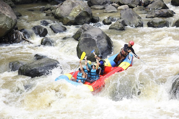 Rafting po górskiej rzece Grupa mieszanych turystów prowadzona przez profesjonalnego pilota na rzece