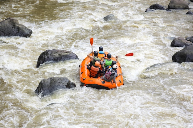 Rafting po górskiej rzece Grupa mieszanych turystów prowadzona przez profesjonalnego pilota na rzece