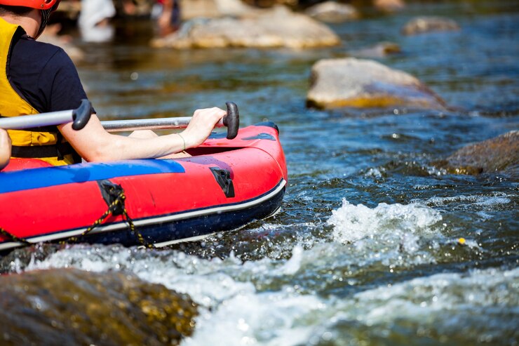 Zdjęcie rafting w rzece. ścieśniać