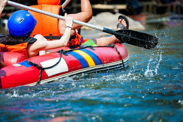 Rafting w rzece. Ścieśniać