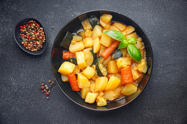 ragout warzywny gulasz ziemniaki, marchew, cukinia świeże danie zdrowy posiłek jedzenie przekąska na stole