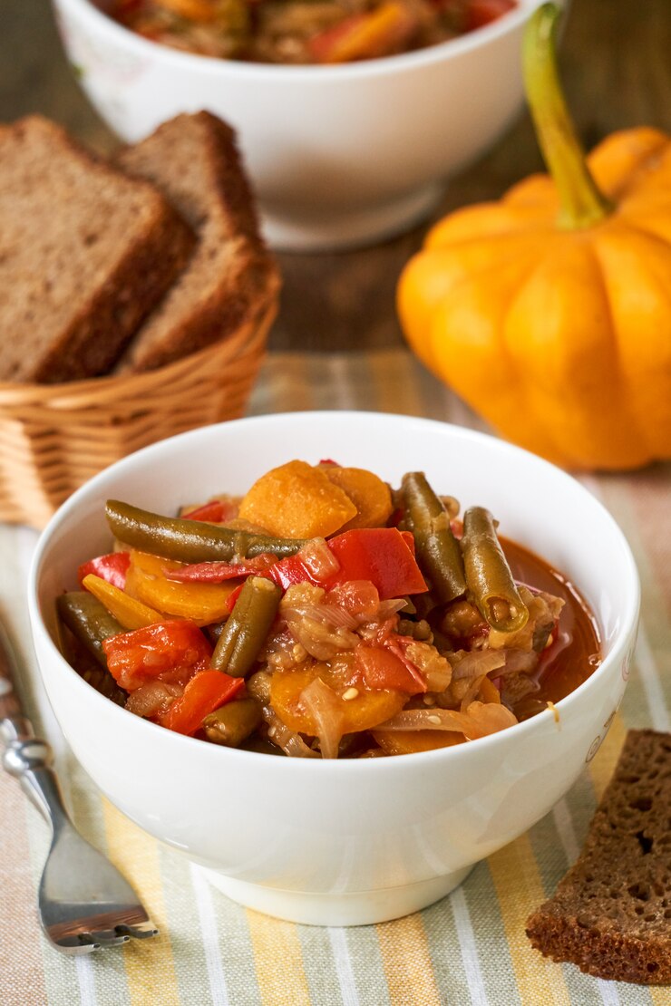 Zdjęcie ragout warzywny z zieloną fasolką w białej misce