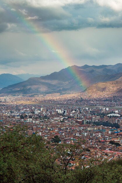 Raibow nad miastem Cusco i pięknymi okolicznymi górami z Saqsaywaman Peru