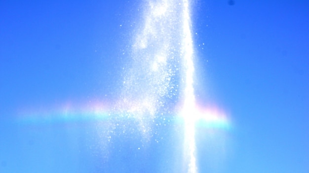 Rainbow, ciągnione przez strumień fontanny. Tęczy strumień fontanny na placu Nalchik.