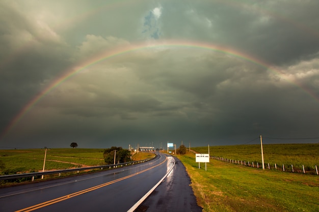 Rainbow po burzy na mokrej autostradzie