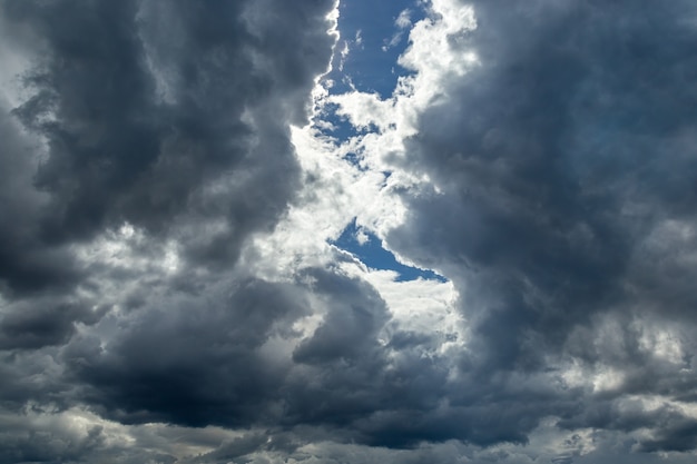 Zdjęcie rainclouds lub nimbus w porze deszczowej