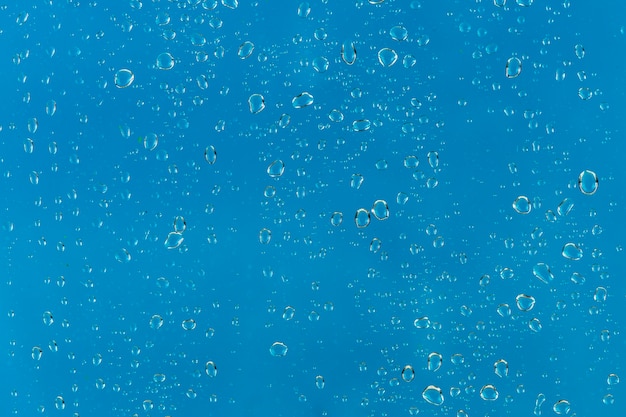 Zdjęcie raindrops na niebieskim tle
