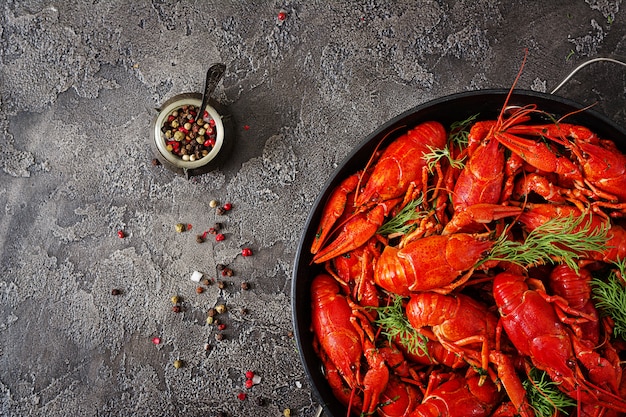 Rak. Rewolucjonistka gotował się crawfishes na stole w wieśniaka stylu, zbliżenie. Zbliżenie homara.