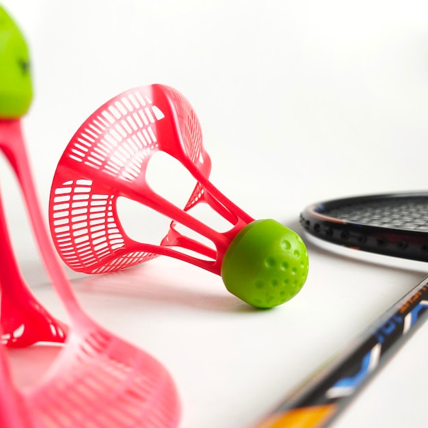 Zdjęcie rakiety do badmintona i dwie nylonowe plastikowe lotki