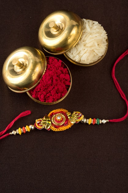Raksha Bandhan z elegancką Rakhi, Rice Grains i Kumkum. Tradycyjna indyjska opaska na nadgarstek będąca symbolem miłości między braćmi i siostrami.