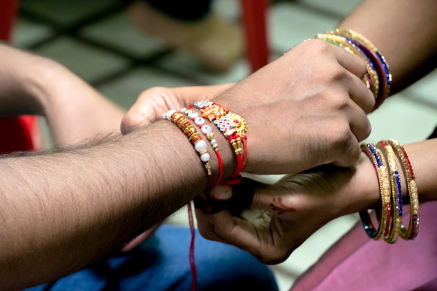 Rakshabandhan, Obchodzony W Indiach Jako święto Oznaczające Miłość I Związek Między Bratem A Siostrą. Siostra Wiąże Rakhi Jako Symbol Intensywnej Miłości Do Brata.