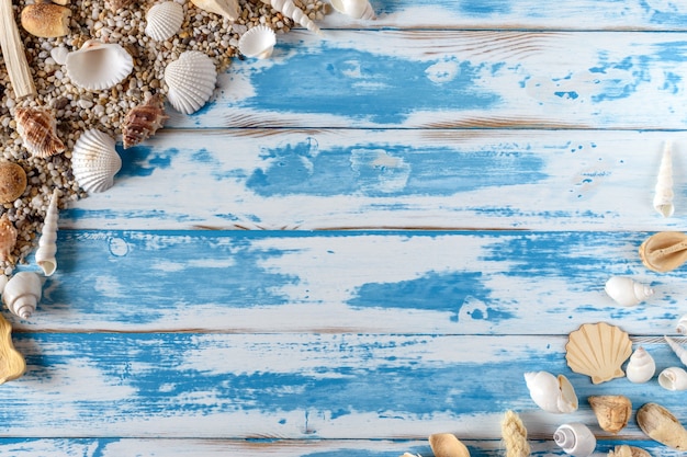Zdjęcie rama muszli morskich na vintage niebieskiej drewnianej desce
