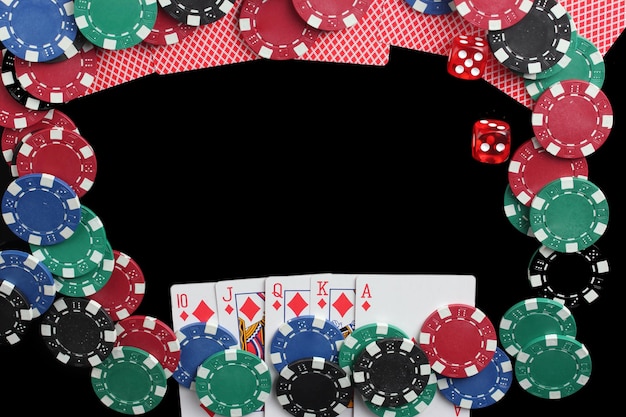 Zdjęcie rama wykonana z kart do gry i żetonów do pokera na czarnym tle zbliżenia