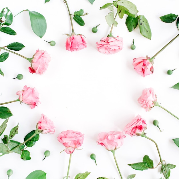 Zdjęcie rama wykonana z różowych róż na białym tle