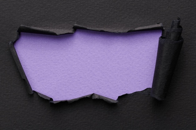 Rama z podartego papieru z podartymi krawędziami Okno na tekst z miejsca na kopię czarne liliowe kolory strzępy stron notesu Abstrakcyjne tło