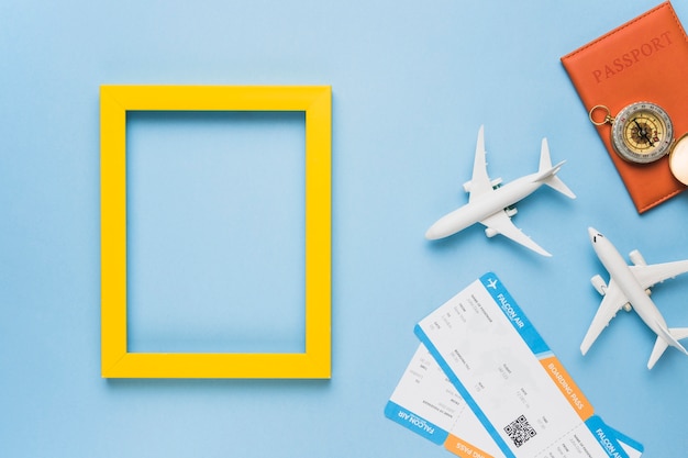 Zdjęcie rama z samolotami zabawkowymi, biletami i paszportem