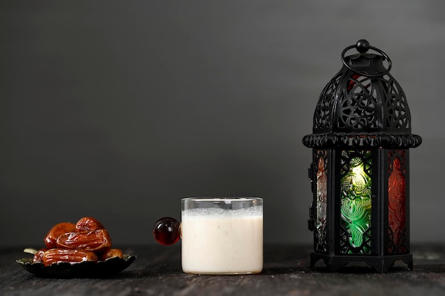 Ramadan koncepcja postu daty mleczne daty Susu Kurma i Ramazan Lantern na drewnianym stole z szarym ciemnym tle ściany