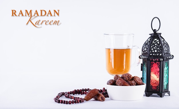 Ramadan Koncepcja żywności I Napojów Arabian Ramadan Lampa Różaniec Z Drewna Herbata I Daktyle Owoce