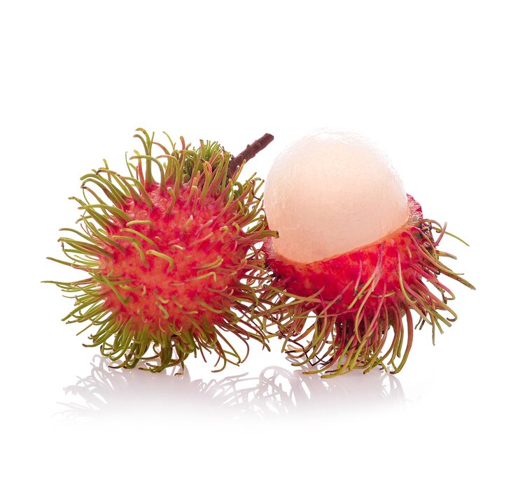 Rambutan na białym tle ze ścieżką przycinającą.