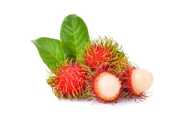 Rambutan słodki pyszny owoc z liściem na białym tle