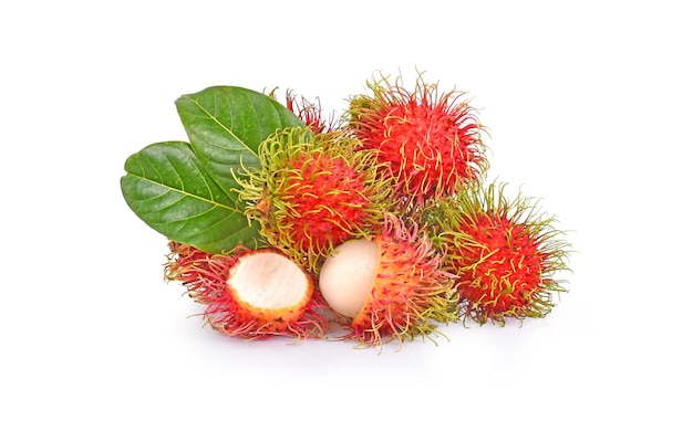 Rambutan słodki pyszny owoc z liściem na białym tle