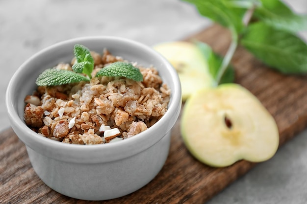 Ramekin z jabłczanym chipsem na drewnianej desce zbliżenie