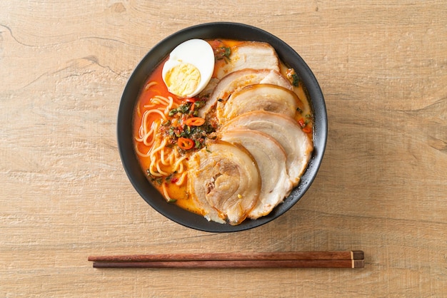 Ramen Makaron Pikantna Zupa Tomyum z Pieczoną Wieprzowiną - w stylu Fusion Food