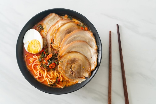 Ramen Makaron Pikantna Zupa Tomyum z Pieczoną Wieprzowiną - w stylu Fusion Food