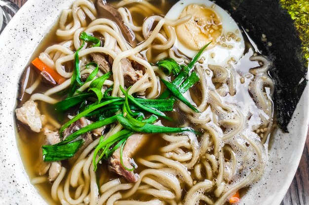 Ramen z bulionem z makaronem wodorostów na mięsie wieprzowym.