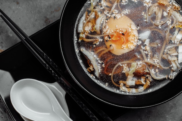 Zdjęcie ramen z kurczakiem i wieprzowiną shoyu ramen kurczak i wieprzowina z makaronem