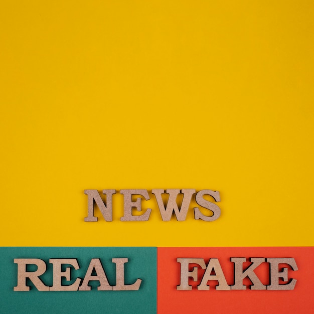 Zdjęcie ramka koncepcja fałszywych wiadomości z miejsca na kopię